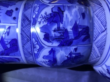 Une paire de vases de forme yenyen en porcelaine de Chine en bleu et blanc, Kangxi