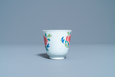 Une tasse et soucoupe en porcelaine de Chine famille rose, Yongzheng