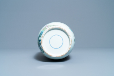 Een Chinese famille rose rouleau vaas, 19/20e eeuw
