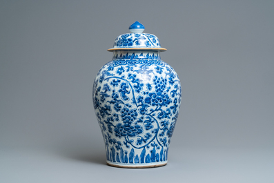 Een grote Chinese blauw-witte dekselvaas met floraal decor, Kangxi