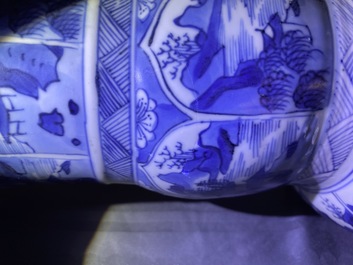 Une paire de vases de forme yenyen en porcelaine de Chine en bleu et blanc, Kangxi