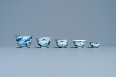 Cinq bols en porcelaine de Chine en bleu et blanc, &eacute;poque Transition