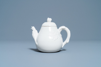 A Chinese Dehua blanc de Chine teapot, inscribed Yi Gong, 18/19th C.