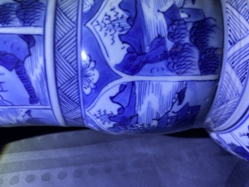 Une paire de vases de forme yenyen en porcelaine de Chine en bleu et blanc, Kangxi