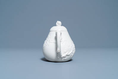 A Chinese Dehua blanc de Chine teapot, inscribed Yi Gong, 18/19th C.