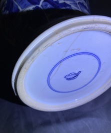 Une paire de vases de forme yenyen en porcelaine de Chine en bleu et blanc, Kangxi