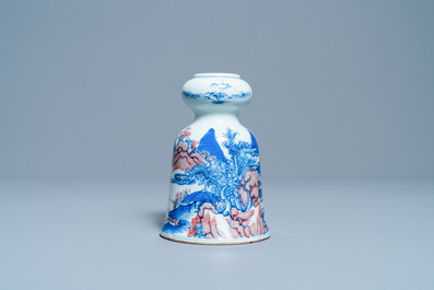 Een Chinese blauw-witte en koperrode vaas, 19/20e eeuw
