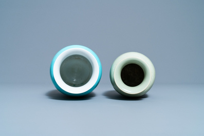 Twee Chinese monochrome celadon- en turquoise-geglazuurde vazen, 19/20e eeuw