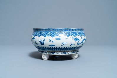 Een Japanse driepotige blauw-witte Arita wierookbrander, Edo, 17e eeuw
