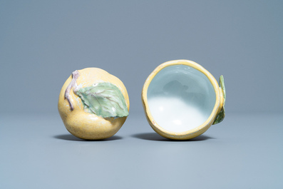 Une petite terrine couverte en forme de pomme en fa&iuml;ence polychrome, France, 18&egrave;me