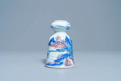 Een Chinese blauw-witte en koperrode vaas, 19/20e eeuw