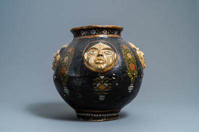 Een papier-mach&eacute; vaas met reli&euml;fdecor van gezichten, Kasjmier, India, 19e eeuw