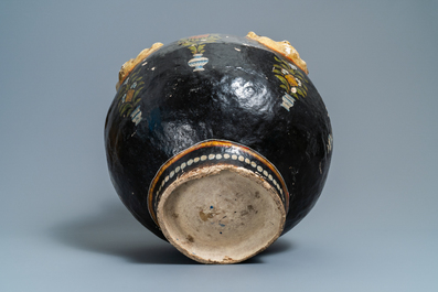 Een papier-mach&eacute; vaas met reli&euml;fdecor van gezichten, Kasjmier, India, 19e eeuw