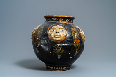 Een papier-mach&eacute; vaas met reli&euml;fdecor van gezichten, Kasjmier, India, 19e eeuw