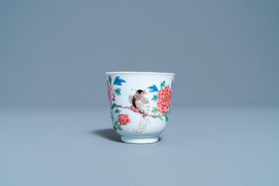 Une tasse et soucoupe en porcelaine de Chine famille rose, Yongzheng