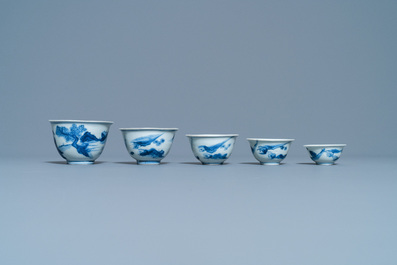 Cinq bols en porcelaine de Chine en bleu et blanc, &eacute;poque Transition