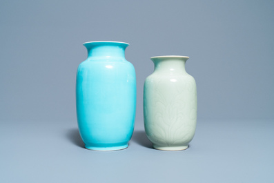 Twee Chinese monochrome celadon- en turquoise-geglazuurde vazen, 19/20e eeuw