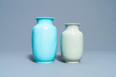 Twee Chinese monochrome celadon- en turquoise-geglazuurde vazen, 19/20e eeuw