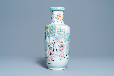 Een Chinese famille rose rouleau vaas, 19/20e eeuw