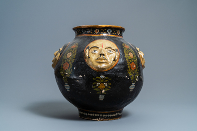 Een papier-mach&eacute; vaas met reli&euml;fdecor van gezichten, Kasjmier, India, 19e eeuw