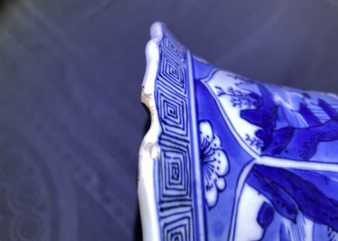 Une paire de vases de forme yenyen en porcelaine de Chine en bleu et blanc, Kangxi