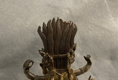 Een Sino-Tibetaanse vergulde bronzen figuur van Hayagriva, 18/19e eeuw