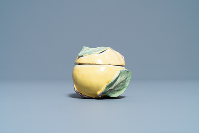 Une petite terrine couverte en forme de pomme en fa&iuml;ence polychrome, France, 18&egrave;me