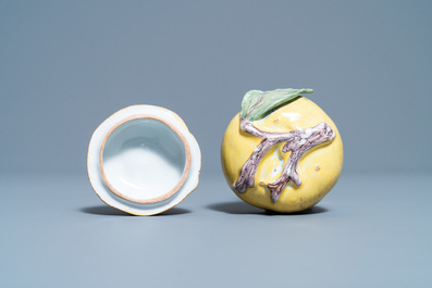 Une petite terrine couverte en forme de pomme en fa&iuml;ence polychrome, France, 18&egrave;me