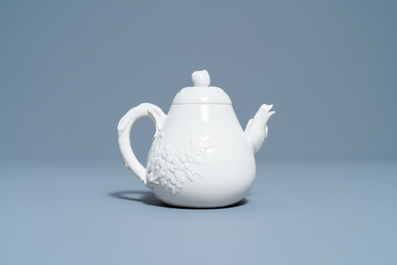 A Chinese Dehua blanc de Chine teapot, inscribed Yi Gong, 18/19th C.