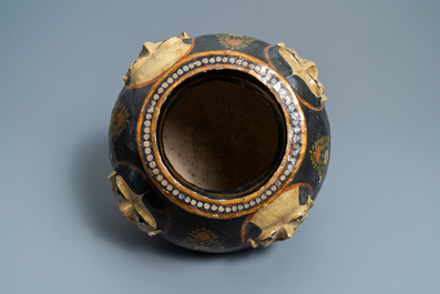 Een papier-mach&eacute; vaas met reli&euml;fdecor van gezichten, Kasjmier, India, 19e eeuw