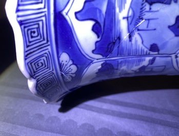 Une paire de vases de forme yenyen en porcelaine de Chine en bleu et blanc, Kangxi