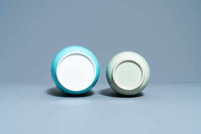 Twee Chinese monochrome celadon- en turquoise-geglazuurde vazen, 19/20e eeuw