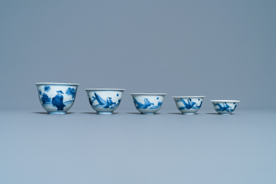 Cinq bols en porcelaine de Chine en bleu et blanc, &eacute;poque Transition