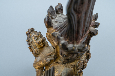 Een Sino-Tibetaanse vergulde bronzen figuur van Hayagriva, 18/19e eeuw
