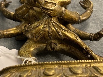 Een Sino-Tibetaanse vergulde bronzen figuur van Hayagriva, 18/19e eeuw