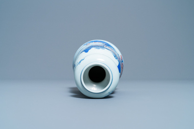 Een Chinese blauw-witte en koperrode vaas, 19/20e eeuw