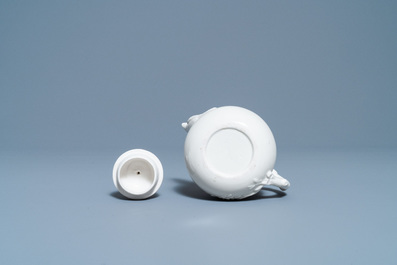 A Chinese Dehua blanc de Chine teapot, inscribed Yi Gong, 18/19th C.