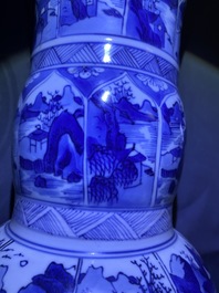 Une paire de vases de forme yenyen en porcelaine de Chine en bleu et blanc, Kangxi