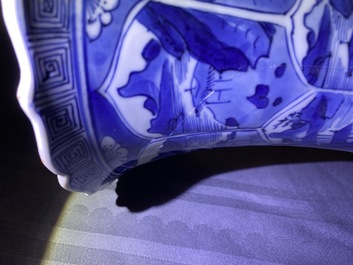 Une paire de vases de forme yenyen en porcelaine de Chine en bleu et blanc, Kangxi