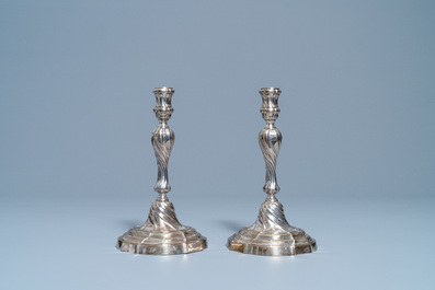 Een paar zilveren kandelaars, gemerkt Carel Benninck, Brugge, gedat. 1778