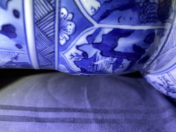 Une paire de vases de forme yenyen en porcelaine de Chine en bleu et blanc, Kangxi
