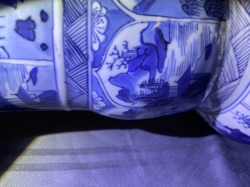 Une paire de vases de forme yenyen en porcelaine de Chine en bleu et blanc, Kangxi