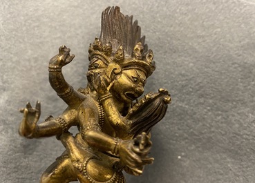 Een Sino-Tibetaanse vergulde bronzen figuur van Hayagriva, 18/19e eeuw