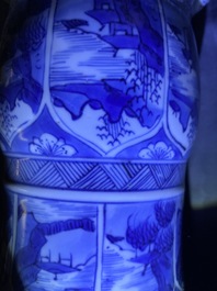Une paire de vases de forme yenyen en porcelaine de Chine en bleu et blanc, Kangxi