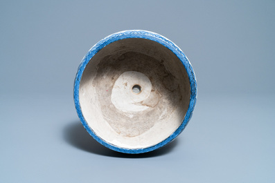 Een Japanse driepotige blauw-witte Arita wierookbrander, Edo, 17e eeuw
