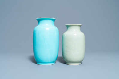 Twee Chinese monochrome celadon- en turquoise-geglazuurde vazen, 19/20e eeuw