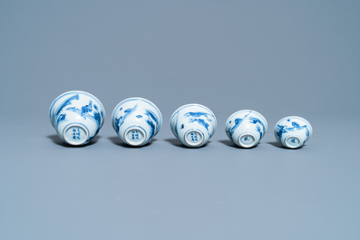 Cinq bols en porcelaine de Chine en bleu et blanc, &eacute;poque Transition