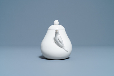 A Chinese Dehua blanc de Chine teapot, inscribed Yi Gong, 18/19th C.