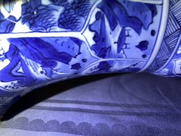 Une paire de vases de forme yenyen en porcelaine de Chine en bleu et blanc, Kangxi
