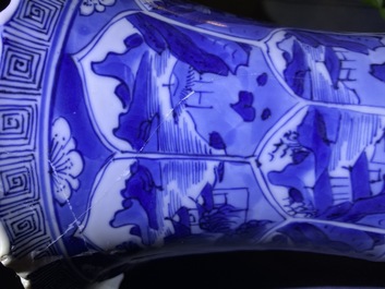 Une paire de vases de forme yenyen en porcelaine de Chine en bleu et blanc, Kangxi